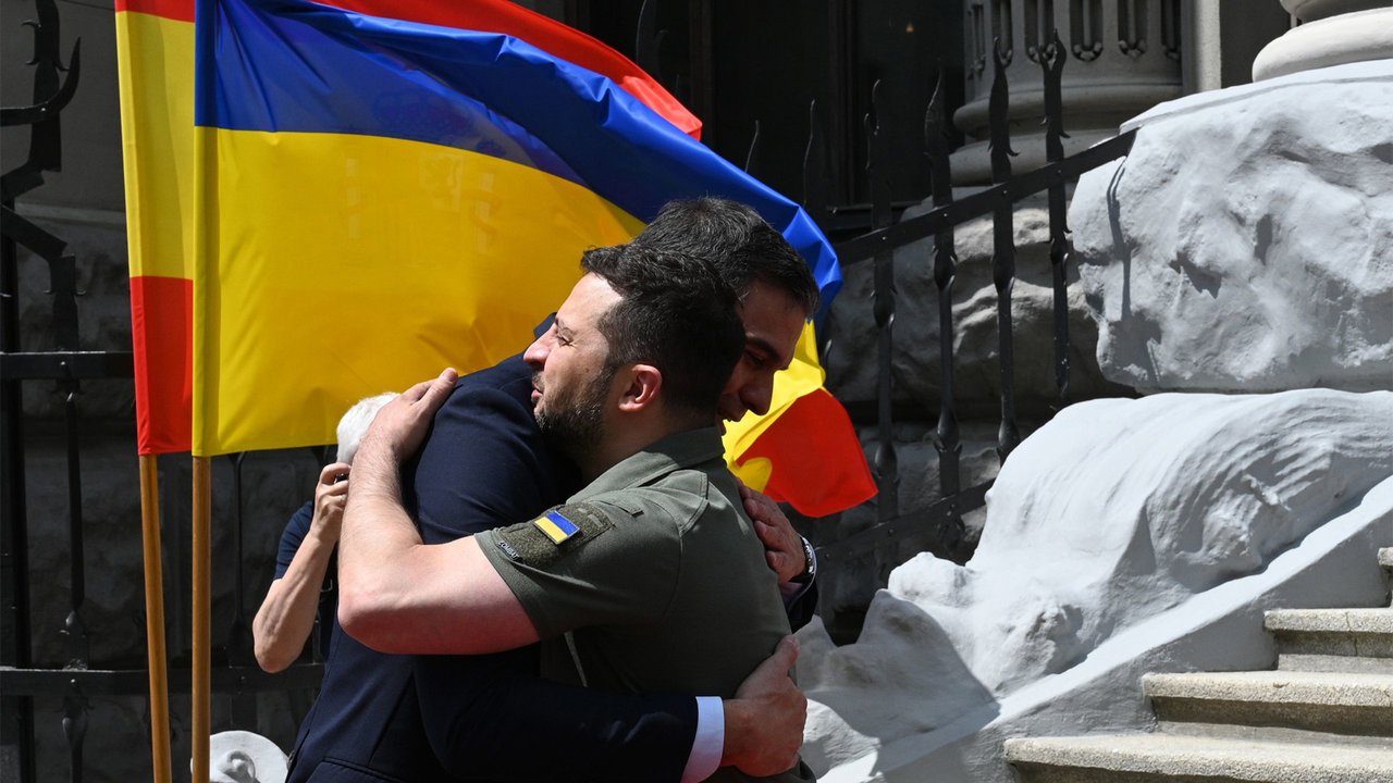 Pedro Sánchez se abraza al presidente ucraniano, Volodymir Zelensky