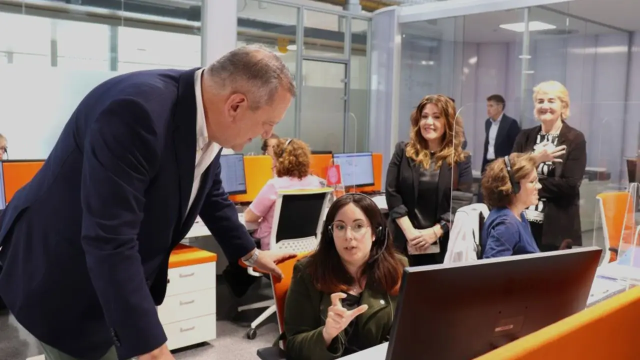 El director de la Agencia Tributaria de la Regi&oacute;n de Murcia, Juan Mar&iacute;n, visita la central de informaci&oacute;n telef&oacute;nica de este organismo, donde 24 agentes trabajan para prestar el servicio 'No te desplaces'.