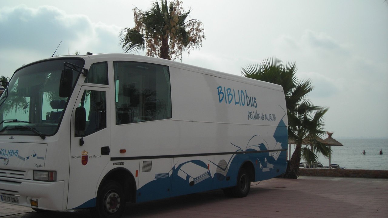 La flota de bibliobuses de la BRMU comenzará el próximo lunes a visitar enclaves costeros de la Región.