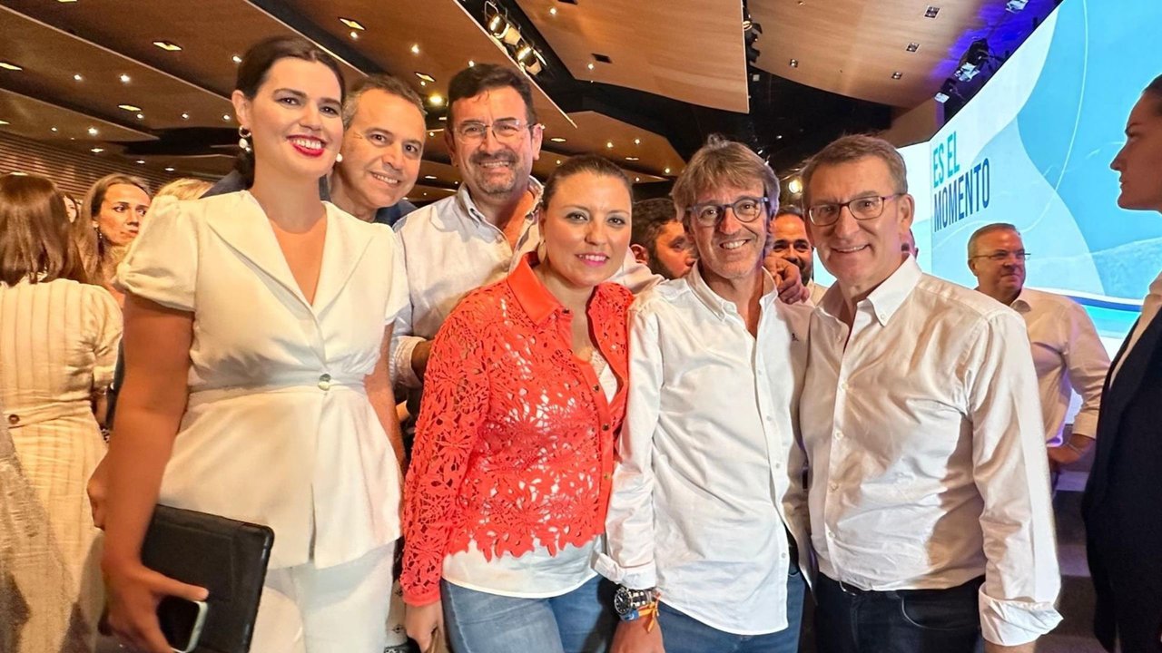 Luis Marín (2d) junto a Feijóo, Miriam Guardiola y otros miembros del PP