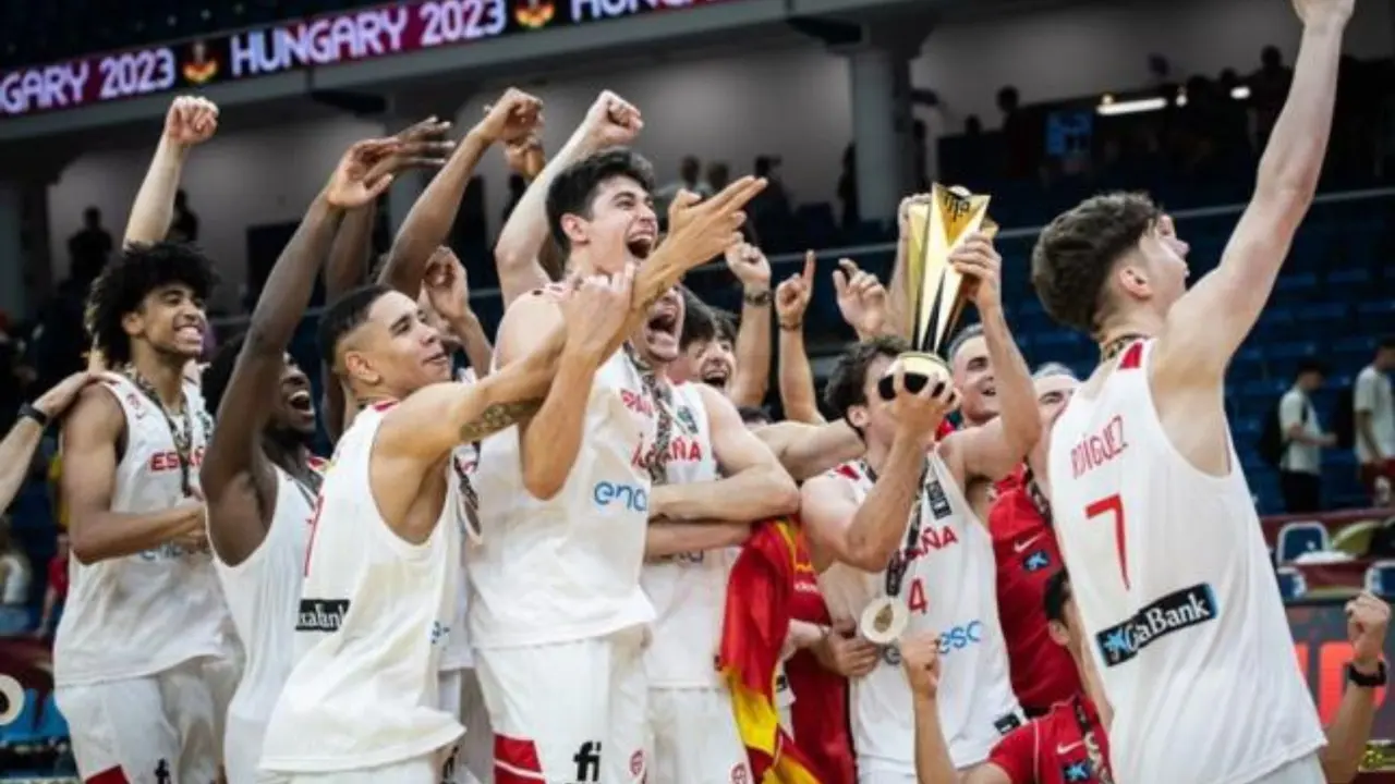 Los espa&ntilde;oles celebran la victoria en el mundial. Izan Almansa, a la izquierda de la imagen