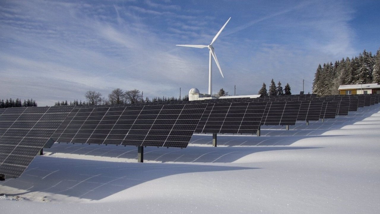 UMU y CSIC desarrollan una herramienta para optimizar la producción conjunta de energía eólica y solar