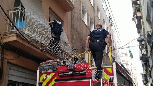 La Policía Local de Murcia accede a una vivienda de San Antolín para detener a un individuo que intentó robar (foto: La 7)