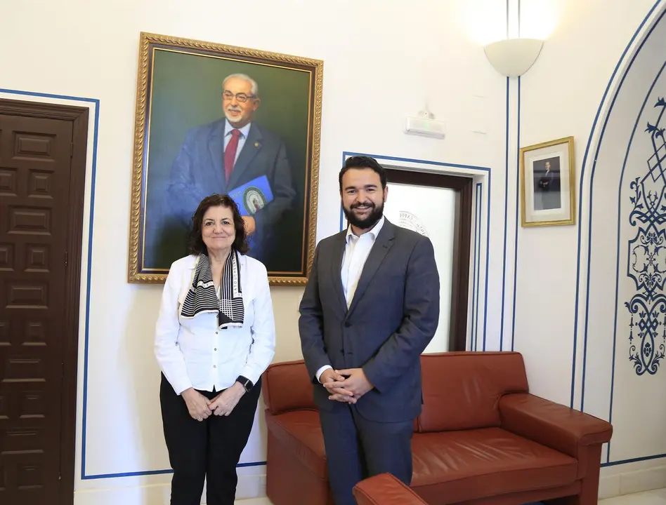 La actual presidenta de la UCAM, Mar&iacute;a Dolores Garc&iacute;a, recibe la notificaci&oacute;n de la distinci&oacute;n - FESTIVAL DEL CANTE DE LAS MINAS