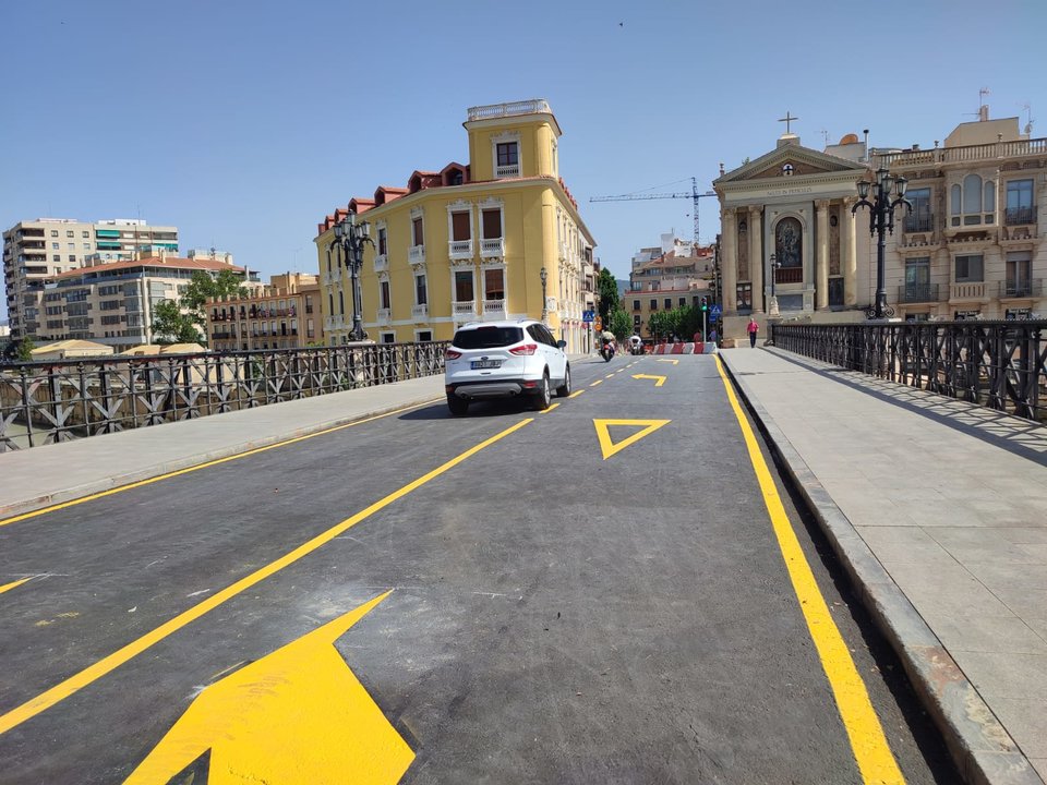 Un vehículo transita por el Puente Viejo de Murcia tras la apertura al tráfico (foto: Ayuntamiento de Murcia)