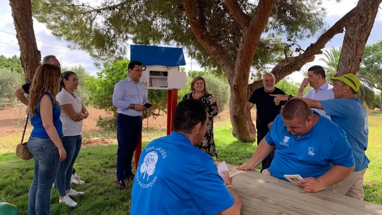 San Javier estrena la primera biblioteca en una zona verde
