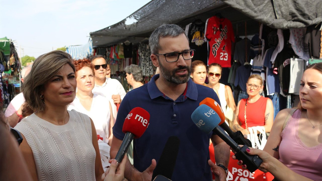 Los candidatos del PSOE por Murcia al Congreso y al Senado, Francisco Lucas e Inma Sánchez, respectivamente, en el mercado de El Raal