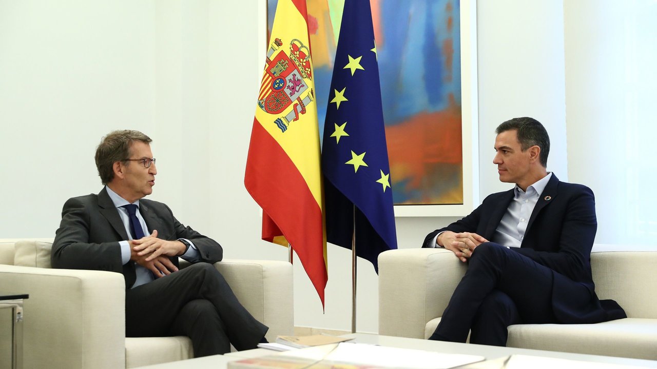 El líder del PP, Alberto Núñez Feijóo (izq.) y el presidente del Gobierno, Pedro Sánchez, en un encuentro en La Moncloa en octubre de 2022