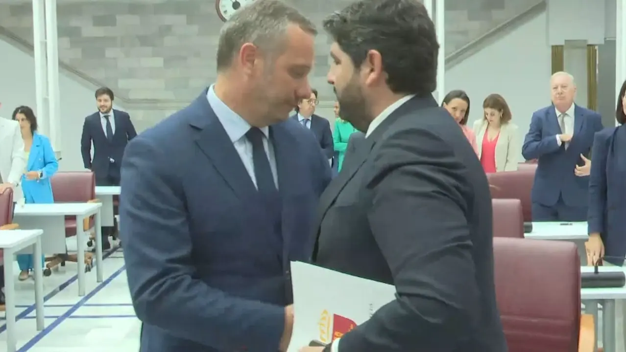 Joaqu&iacute;n Segado, portavoz del Grupo Parlamentario Popular en la Asamblea, junto a Fernando L&oacute;pez Miras (foto: La 7)
