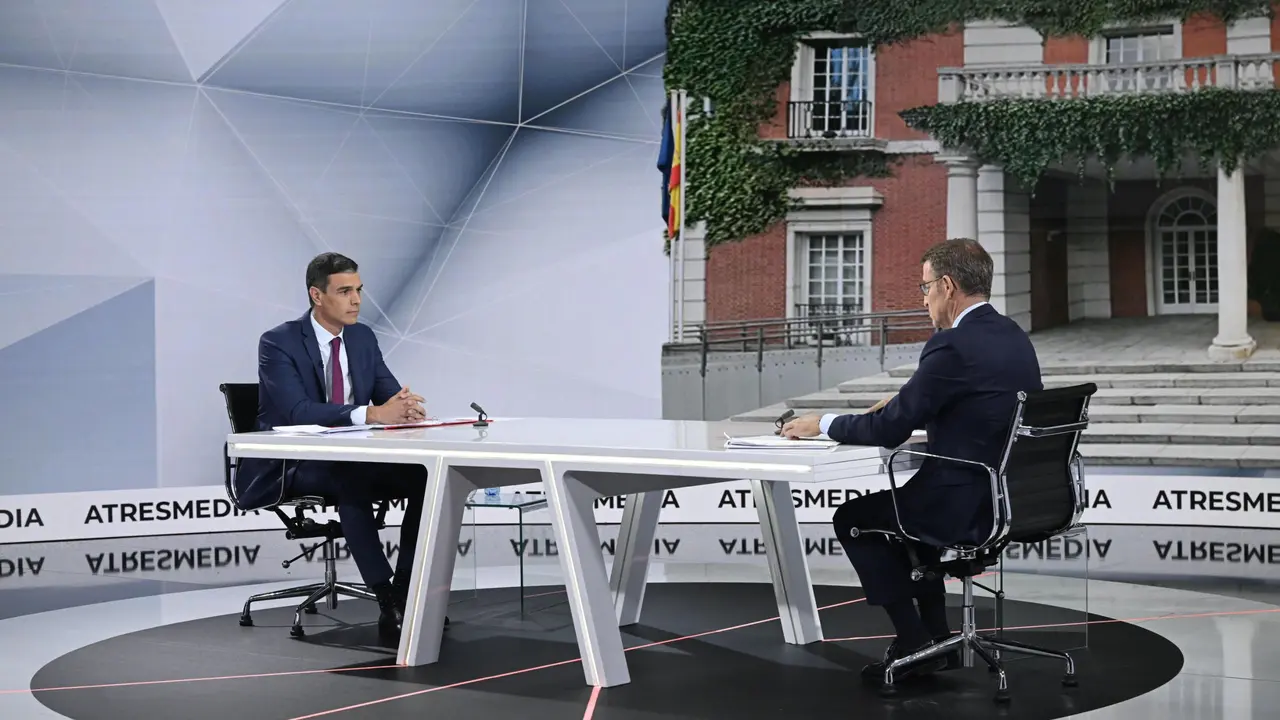 Pedro S&aacute;nchez (izq.) y Alberto N&uacute;&ntilde;ez Feij&oacute;o, durante el debate celebrado en la sede de Atresmedia