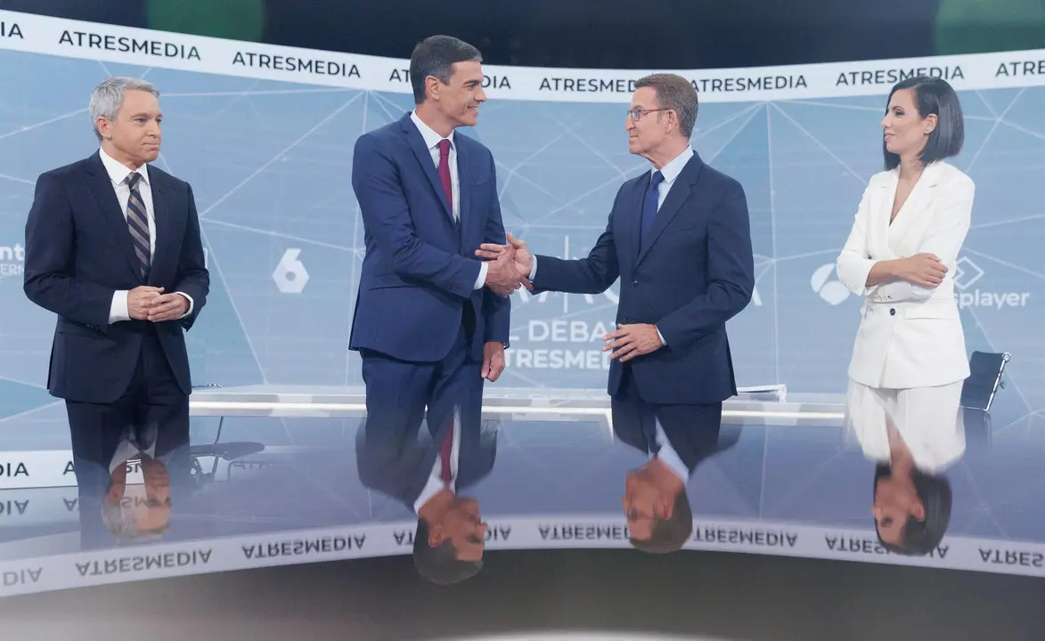 El presidente del Gobierno y candidato del PSOE a la reelecci&oacute;n, Pedro S&aacute;nchez (2i), y el candidato del PP a la presidencia, Alberto N&uacute;&ntilde;ez Feij&oacute;o (2d), y los presentadores Ana Pastor (d) y Vicente Vall&eacute;s (i) antes del programa 'Cara a Cara. El Debate', - Eduardo Parra - Europa Press