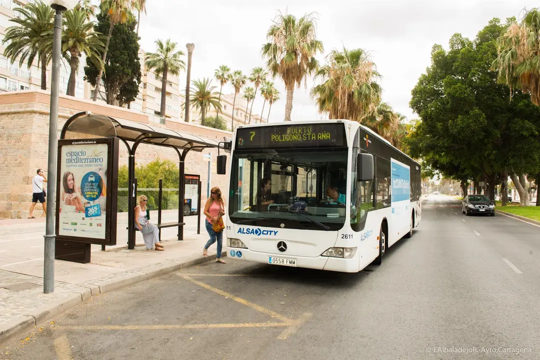 Parada en el Puerto del autobus de la l&iacute;nea 7, que llega al pol&iacute;gono Santa Ana - AYUNTAMIENTO DE CARTAGENA