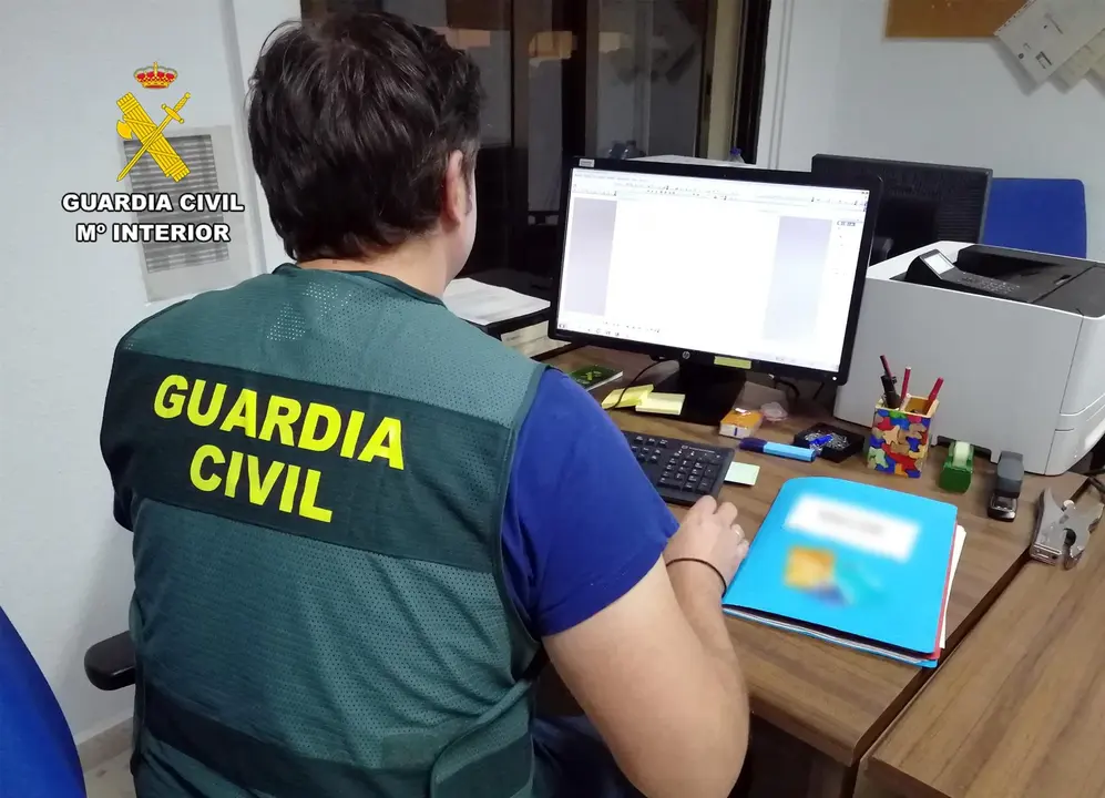 Un agente de la Guardia Civil, durante la investigaci&oacute;n (foto: Guardia Civil)