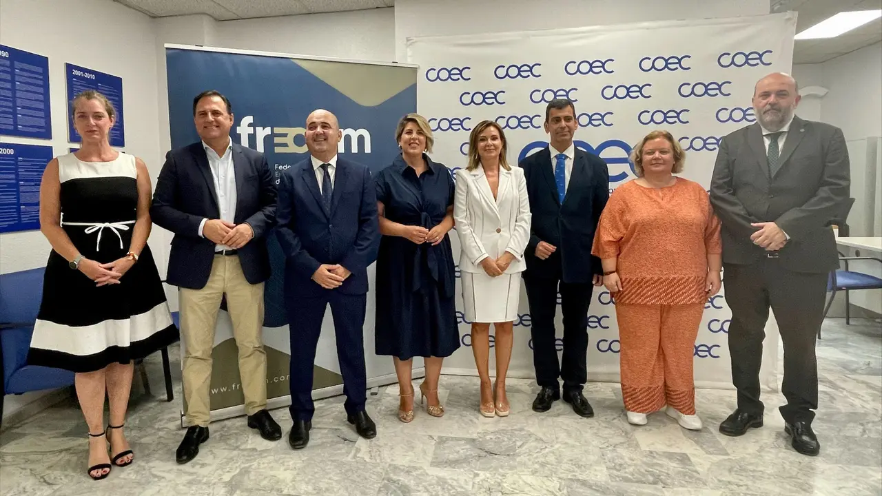 Antonia Gonz&aacute;lez, de blanco, en el centro de la imagen, nueva presidenta de los constructores cartageneros