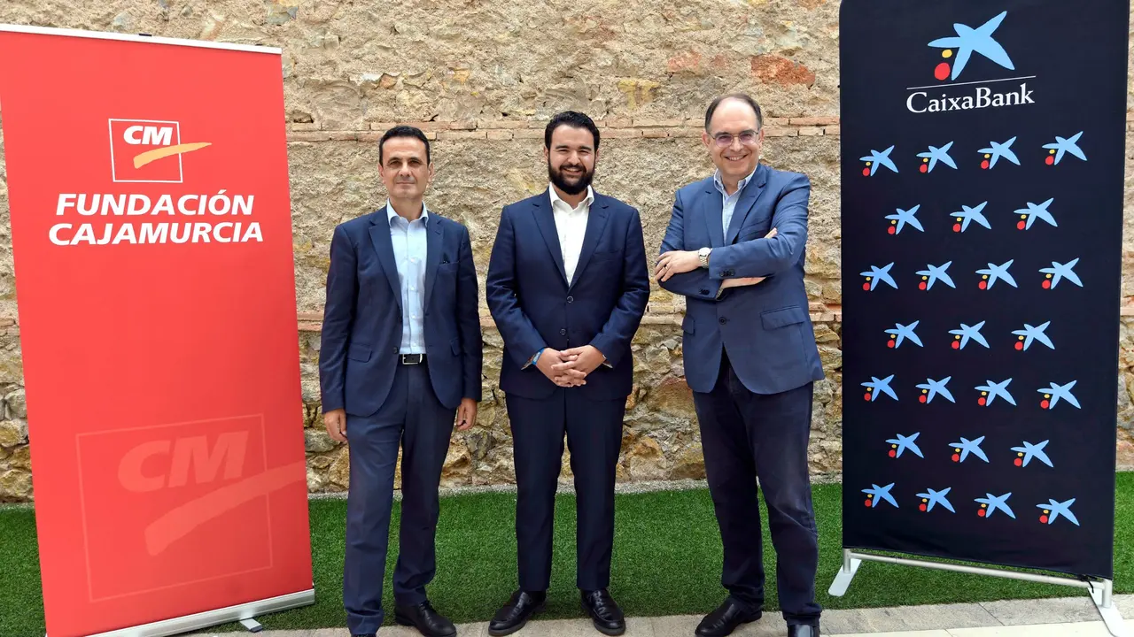 De izq. a der., Juan Jes&uacute;s Lozano, director territorial de CaixaBank en la Regi&oacute;n; Joaqu&iacute;n Zapata, alcalde de La Uni&oacute;n, y el director de Fundaci&oacute;n Cajamurcia, Pascual Mart&iacute;nez