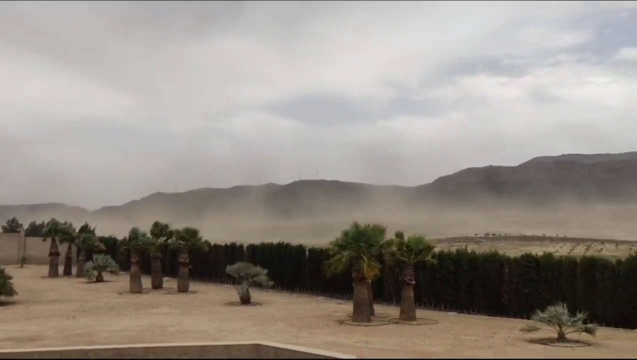 Imagen del vídeo que se ha hecho viral de un posible 'reventón seco' en Jumilla (foto: MeteOrihuela/Fco. Javier Gilar.)