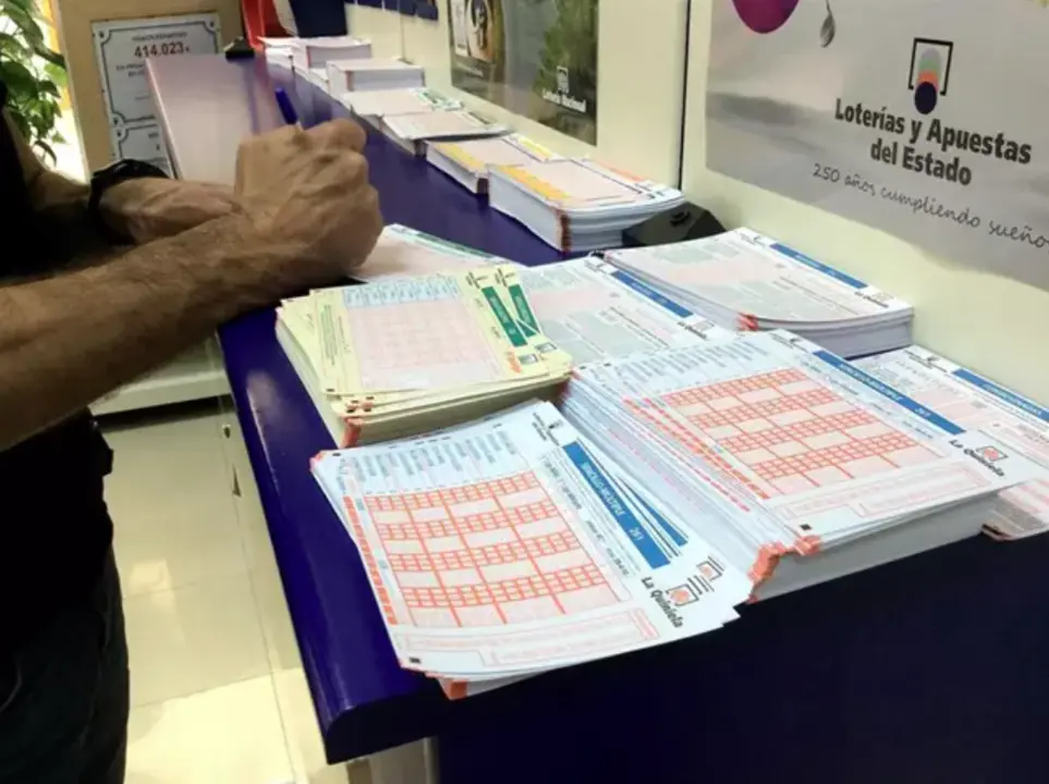 Un hombre rellenando un boleto para participar en uno de los sorteos de Loter&iacute;as y Apuestas del Estado (foto: Europa Press)