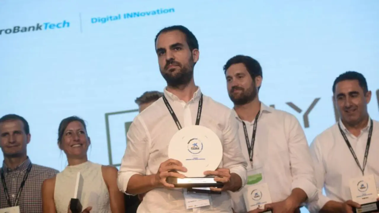 Rub&eacute;n Mart&iacute;nez, CTO de Biyectiva, con el premio