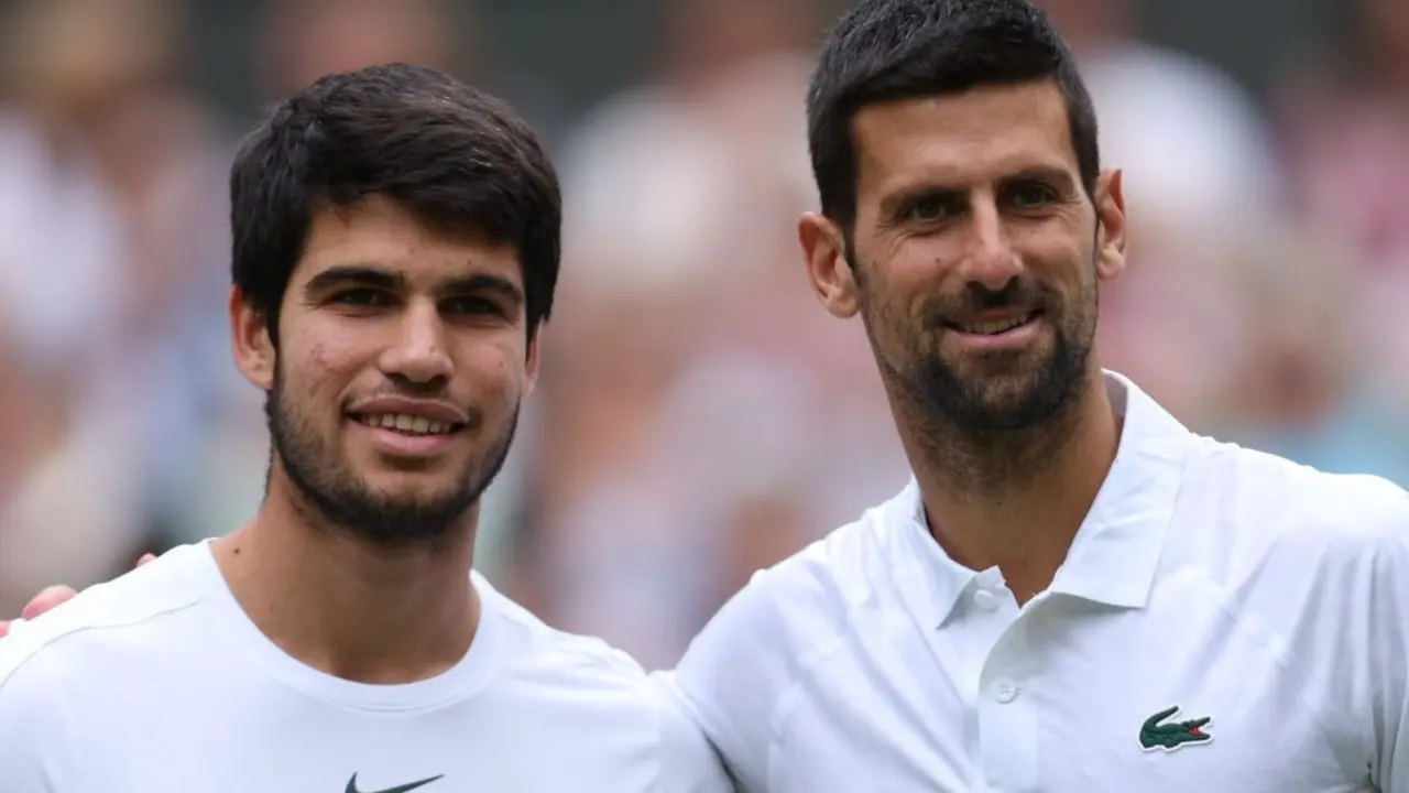 Alcaraz (izq.) y Djokovic, antes de la final