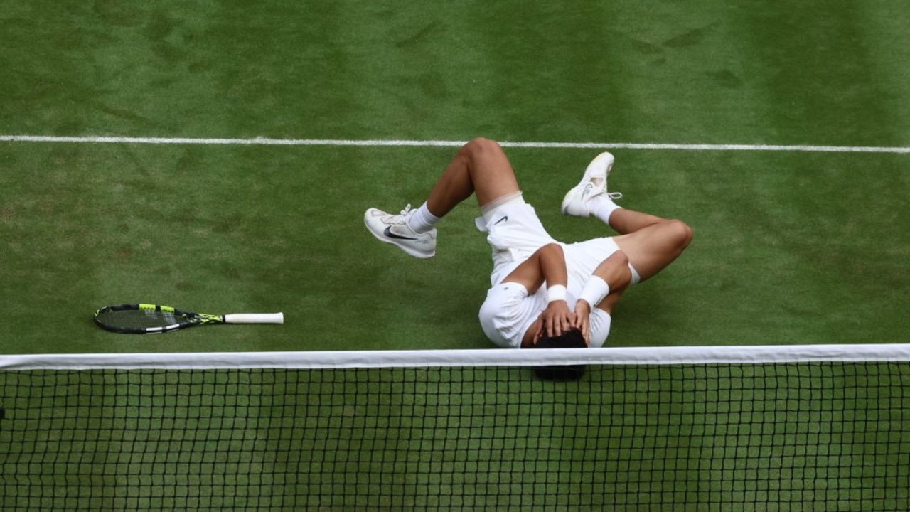 Carlos Alcaraz celebra su triunfo ante Novak Djokovic en Wimbledon