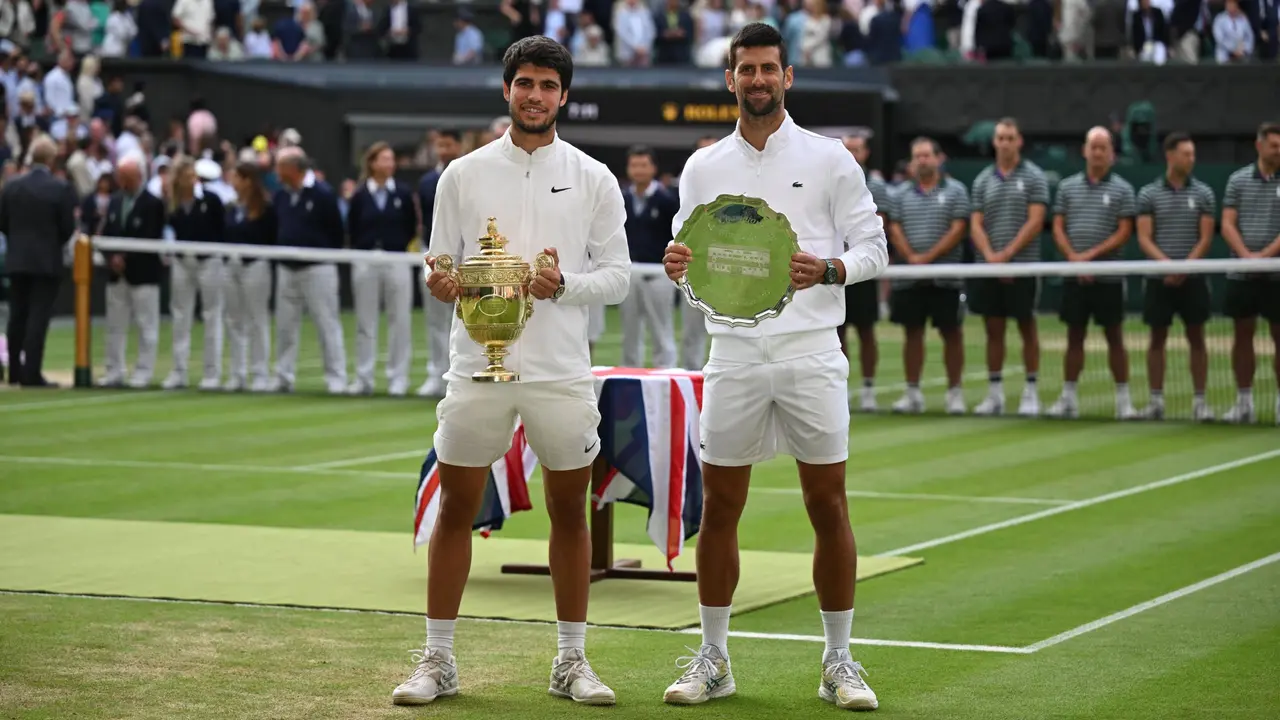 Imagen de archivo de Carlos Alcaraz (izq.) y Novak Djokovic con los trofeos de campe&oacute;n y subcampe&oacute;n de Wimbledon en 2023 (foto: Agencias)