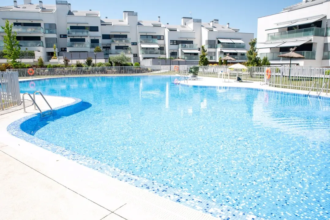 Foto de archivo de una piscina de urbanizaci&oacute;n | Europa Press
