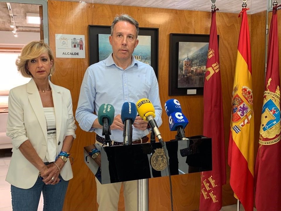 El alcalde, Fulgencio Gil Jódar, atiende a los medios de comunicación (ayuntamiento de Lorca)