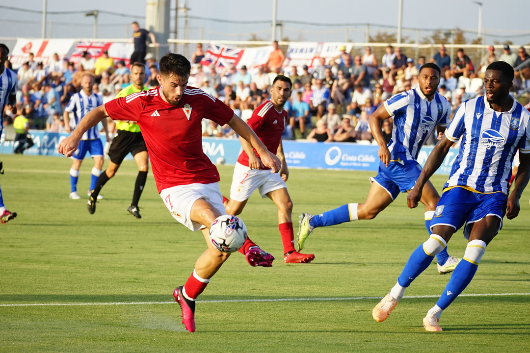 Ocasi&oacute;n de Dani Vega en el partido entre Real Murcia y Sheffield Wednesday (foto: Real Murcia)