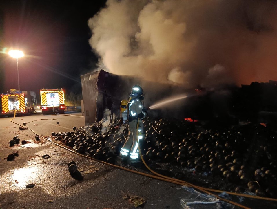 Incendio de un camión frigorífico (foto: Bomberos CEIS)