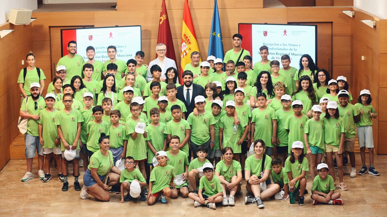 López Miras recibe a niños y profesionales que participan en las XXXIV Jornadas de Formación en Hemofilia
