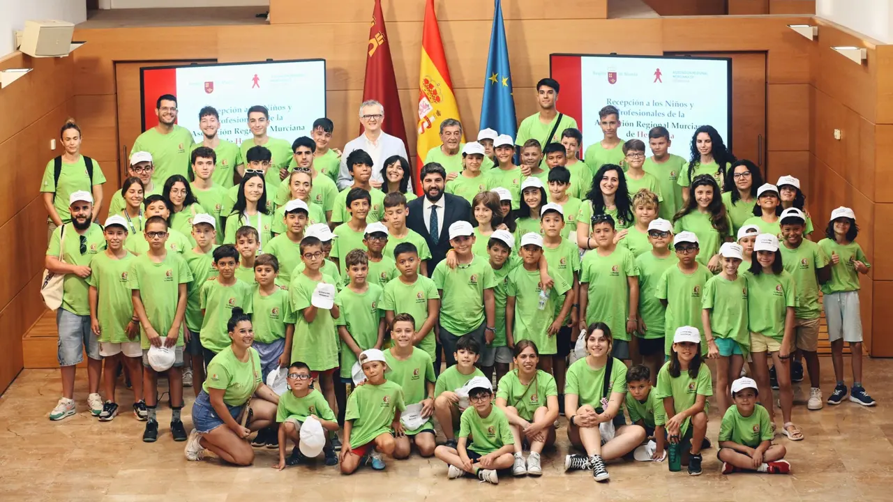 L&oacute;pez Miras recibe a ni&ntilde;os y profesionales que participan en las XXXIV Jornadas de Formaci&oacute;n en Hemofilia