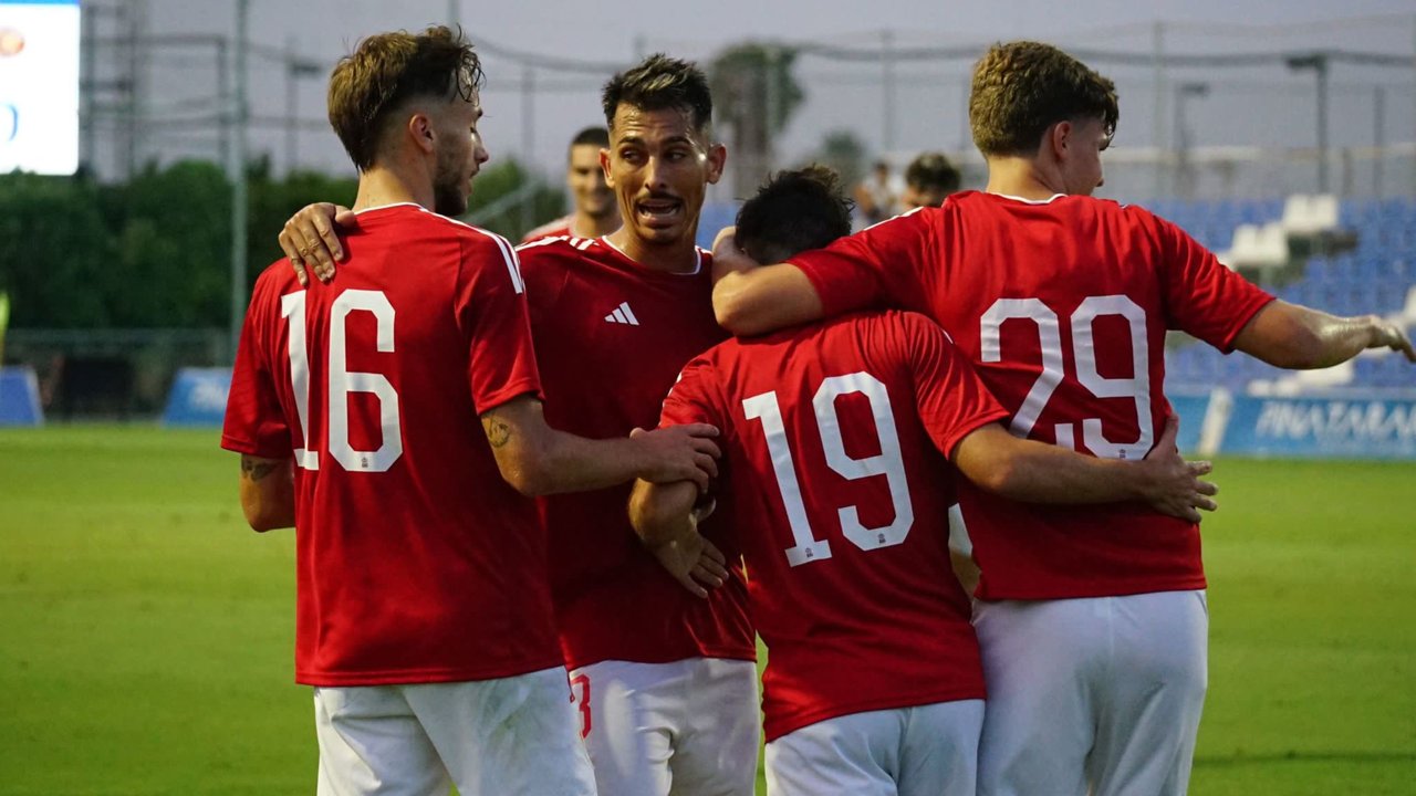 Los jugadores del Murcia celebran el segundo gol de los granas ante el Damac
