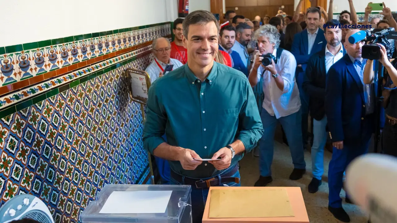 Pedro S&aacute;nchez, en el momento de ejercer su derecho al voto