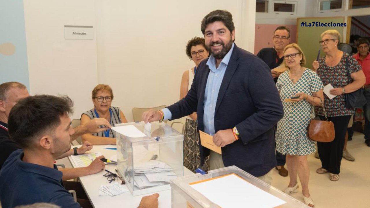 El presidente de la comunidad, Fernando López Miras, vota en Lorca