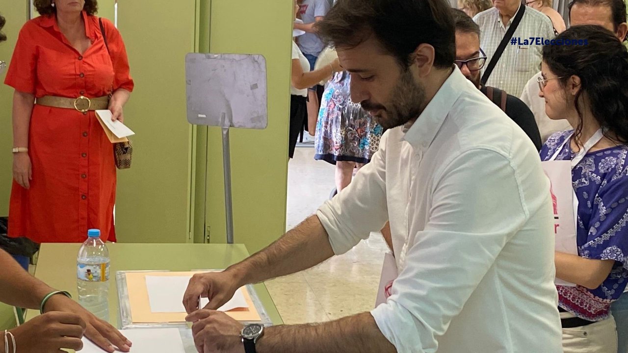 El candidato de Sumar al Congreso por Murcia, Javier Sánchez Serna, ejerce su derecho a votos este domingo