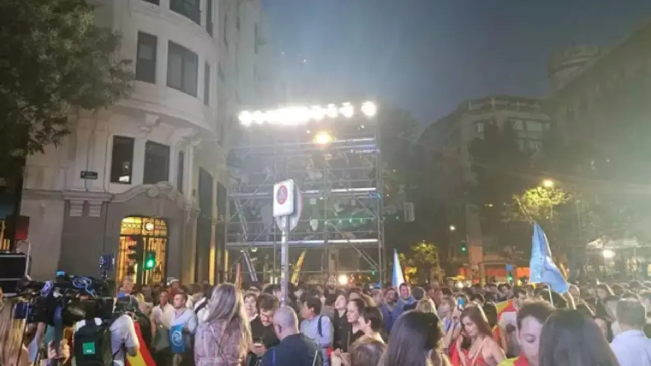 Simpatizantes del PP en la Calle G&eacute;nova, ante la sede del PP