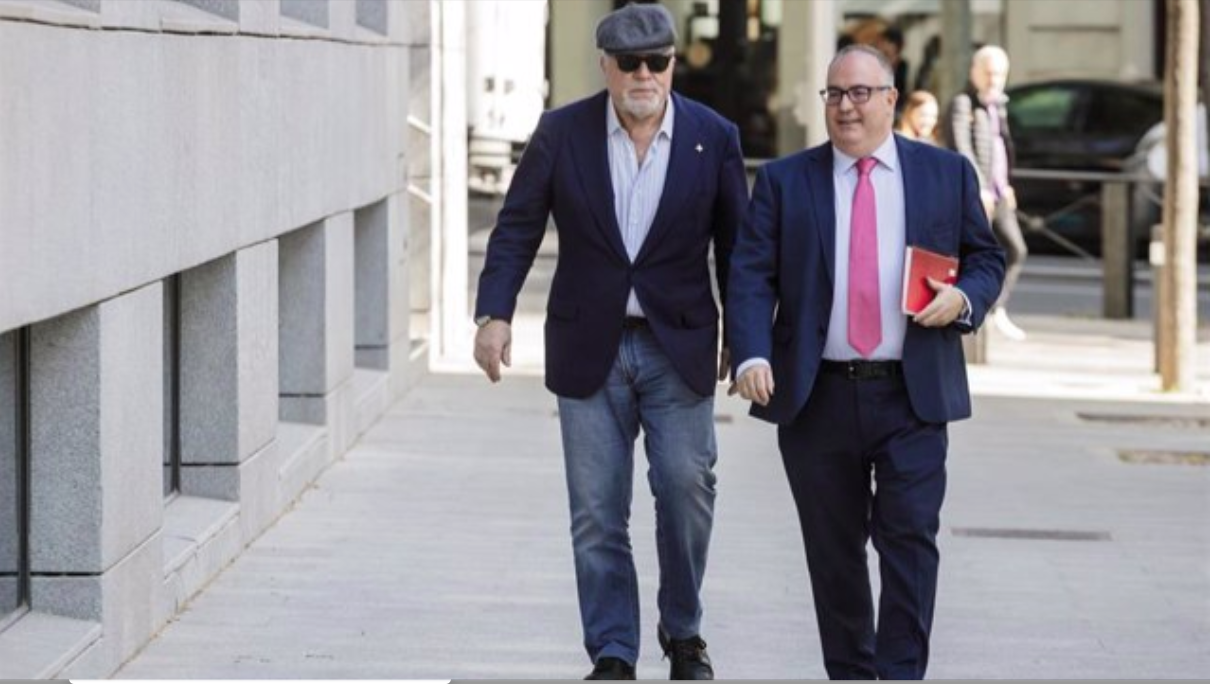 Imagen de archivo del comisario jubilado José Manuel Villarejo y su abogado, Antonio José García Cabrera acuden a la Audiencia Nacional, a 19 de abril de 2023 (foto: Europa Press)