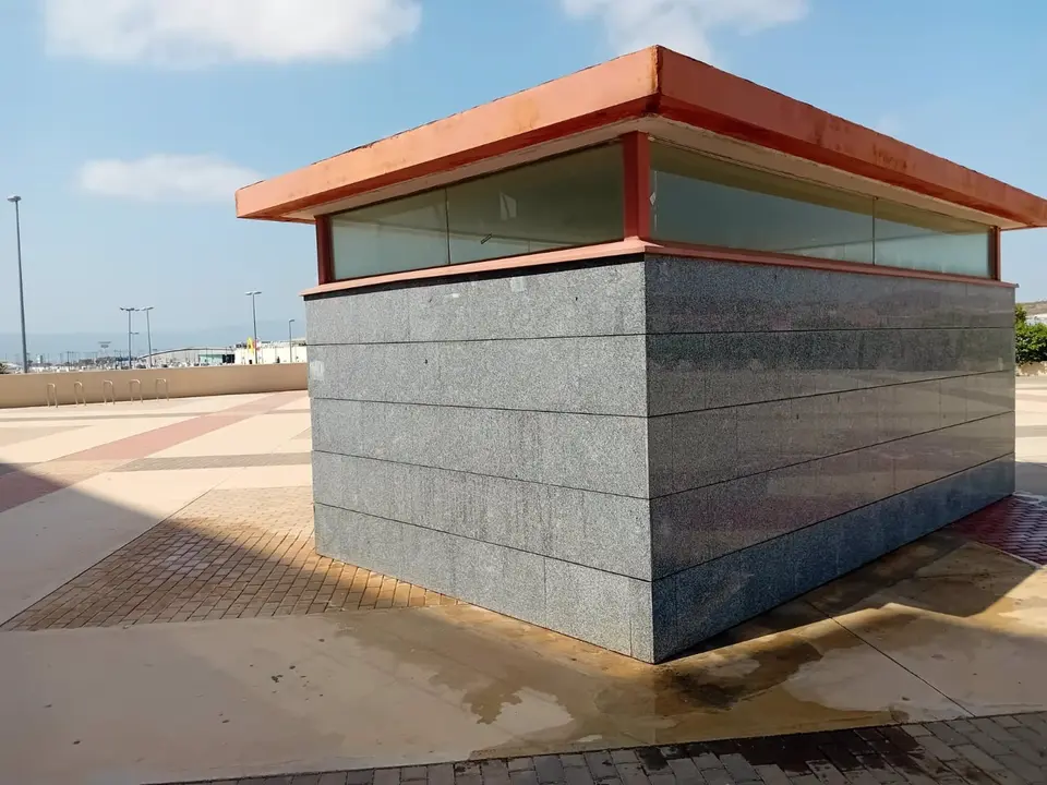 El Ayuntamiento elimina las pintadas del per&iacute;metro del Estadio Enrique Roca de Murcia (foto: Ayuntamiento de Murcia)