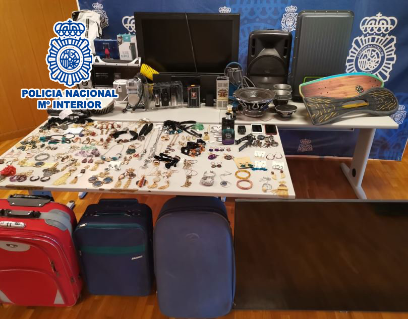 Imagen de los objetos sustraídos por el detenido de cometer hasta 13 robos con fuerza en casa de campo de la Región y Alicante (foto: Policía Nacional)