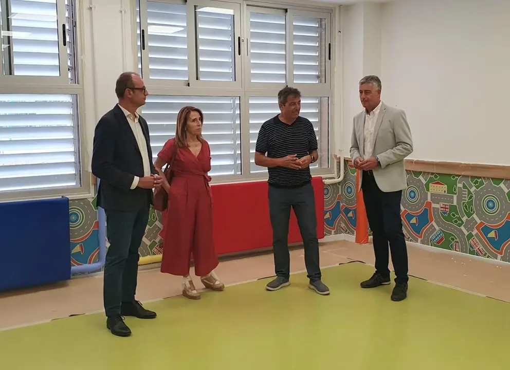 V&iacute;ctor Mar&iacute;n, visita, junto a la concejala de Educaci&oacute;n del Ayuntamiento de Murcia, Bel&eacute;n L&oacute;pez, las obras de adecuaci&oacute;n del aula de dos a&ntilde;os en el CEIP Juan de la Cierva, de Casillas (foto: CARM)