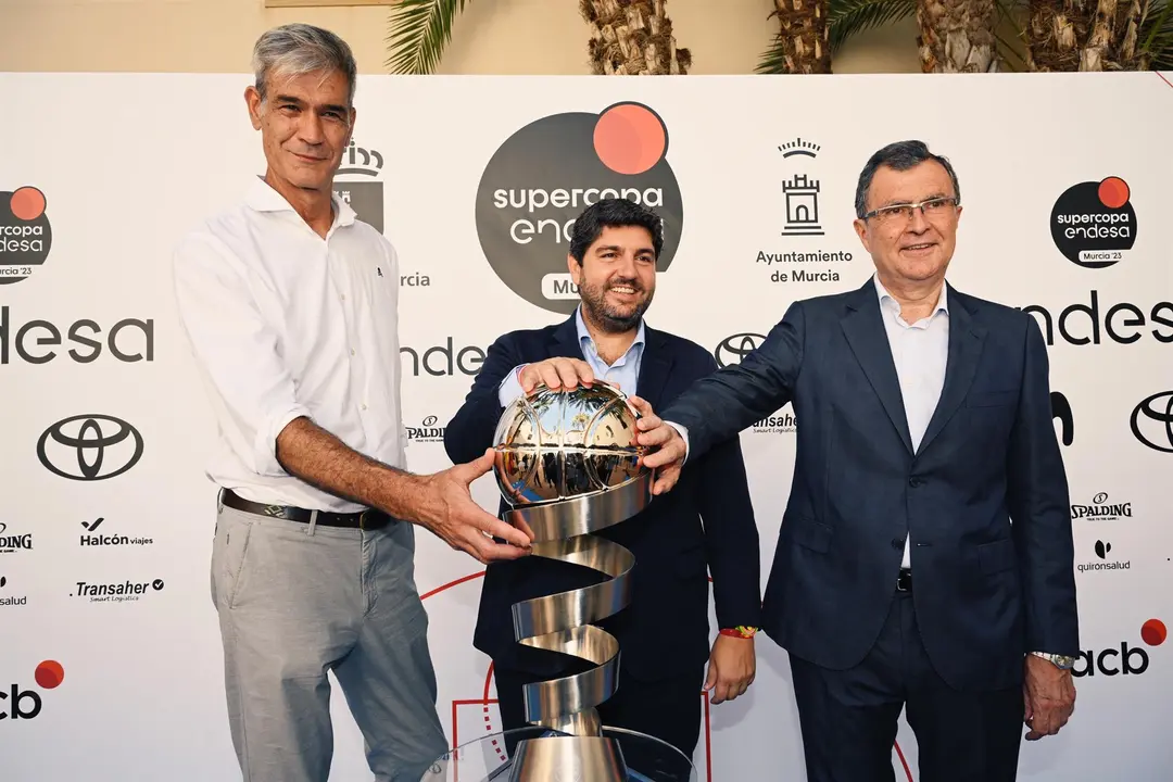 L&oacute;pez Miras, en el centro, durante la presentaci&oacute;n de la Supercopa de baloncesto, junto al alcalde de Murcia, Jos&eacute; Ballesta, a la derecha de la imagen (foto: CARM)