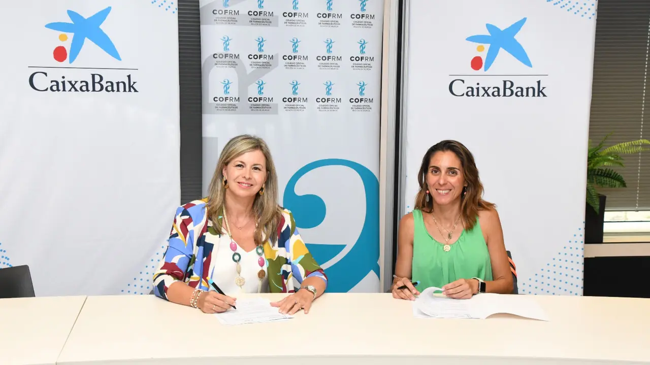 La directora territorial de Caixabank para Valencia y Murcia, Olga Garc&iacute;a (izq.) y Paula Pay&aacute;, presidenta del Colegio de Farmac&eacute;uticos