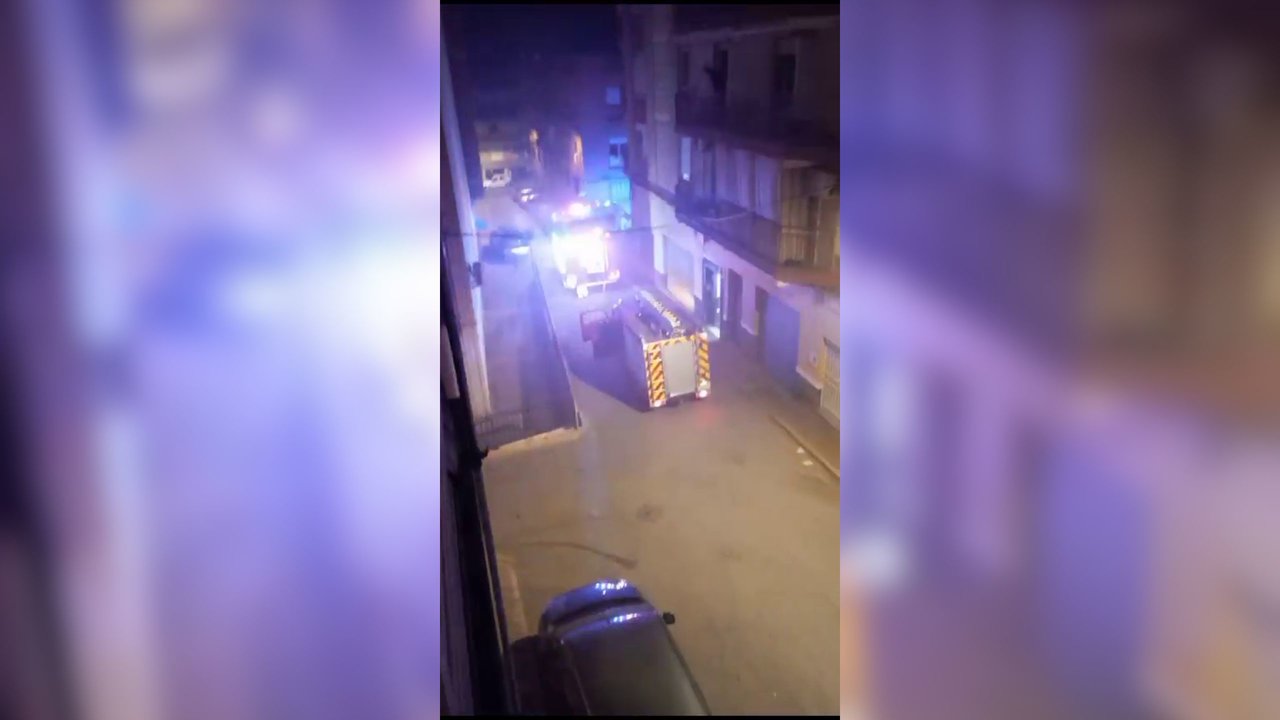 Llegada de los bomberos a la vivienda que se incendió en la madrugada de este jueves al viernes en Lorca (foto: La 7)