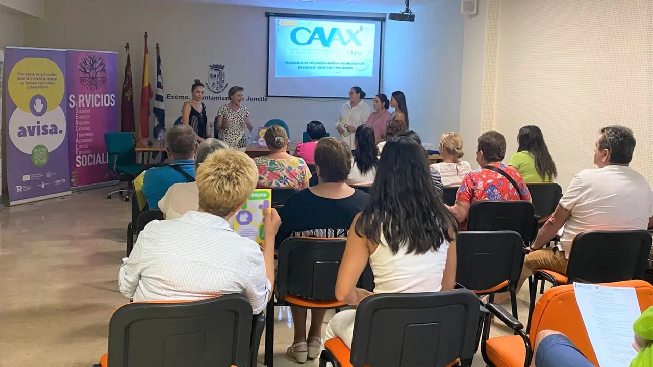La directora de Mujer y Diversidad de G&eacute;nero, Silvia Mu&ntilde;oz, durante la formaci&oacute;n impartida a los profesionales de la hosteler&iacute;a de Jumilla