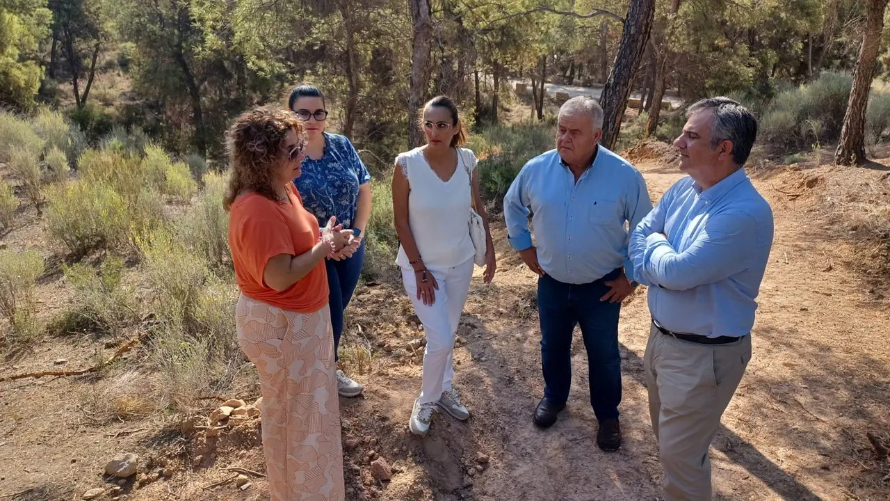 El consejero en funciones de Medio Ambiente, Mar Menor, Universidades e Investigaci&oacute;n, Juan Mar&iacute;a V&aacute;zquez, visita las obras del nuevo sendero a La Santa en el Parque Regional de Sierra Espu&ntilde;a