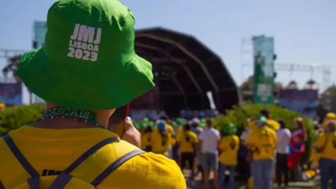 Un joven con un sombrero en los d&iacute;as previos a la JMJ de Lisboa