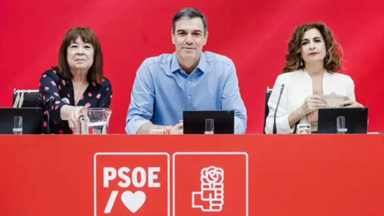 De izq. a der., La vicepresidenta primera del Senado y presidenta del PSOE, Cristina Narbona, el presidente del Gobierno y secretario general del PSOE, Pedro S&aacute;nchez, y la ministra de 
Hacienda, Mar&iacute;a Jes&uacute;s Montero
