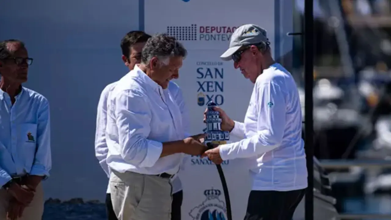 Juan Carlos I recoge el premio de las regatas de Sanxenxo, en las que el 'Brib&oacute;n' logra la primera posici&oacute;n
