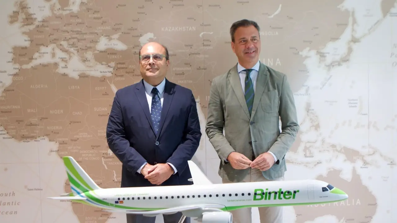Marcos Ortu&ntilde;o, y el coordinador general de Binter, Santiago Guerra, tras la presentaci&oacute;n del acuerdo para la promoci&oacute;n del destino Regi&oacute;n de Murcia en Canarias