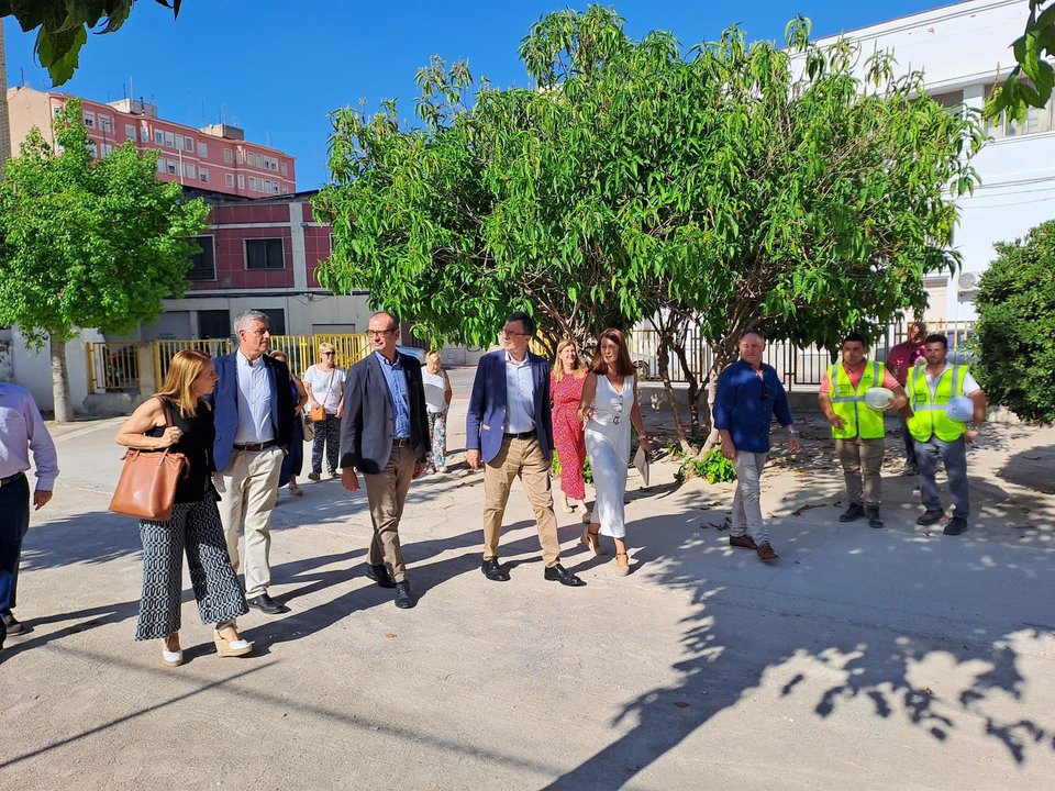 El consejero en funciones de Educación, Formación Profesional y Empleo, Víctor Marín, visita las obras del comedor en el CEIP Barriomar (Murcia), junto con el alcalde de Murcia, José Ballesta (foto: La 7)
